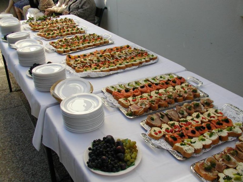 Ein Tisch mit Tellern und Essen.