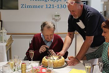 Herr Vollnhofer schnitt die Torte selbst an.