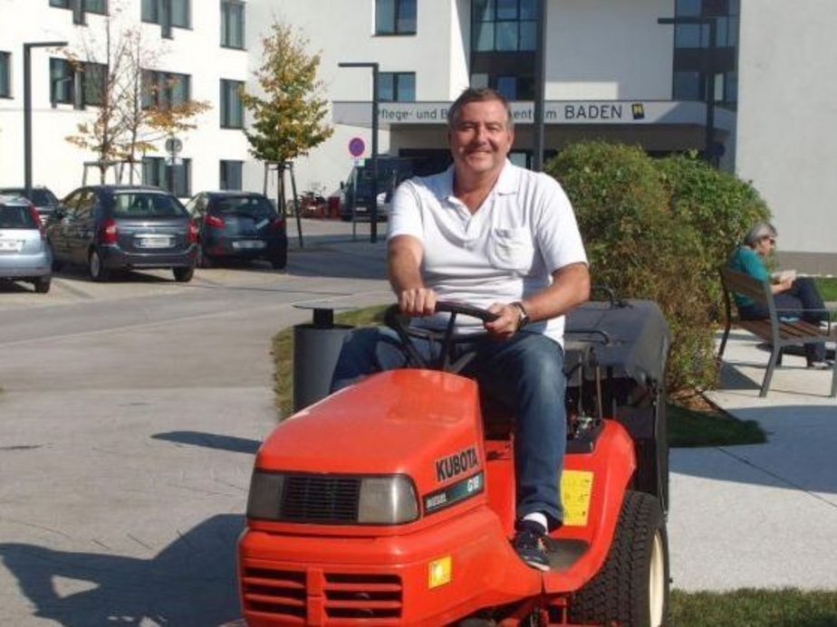 Ein Mann auf einem kleinen Traktor.