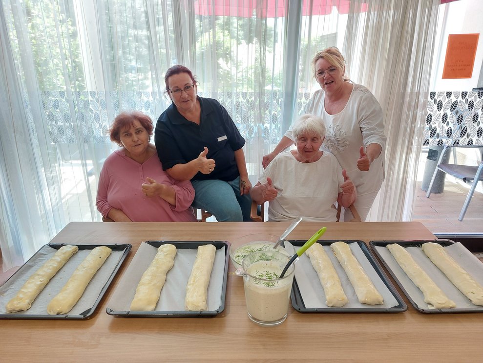 Eveline Gally, Sabine Wallner, Maria Mayer und Martina Westymayer haben genügend Strudel für die ganze Abteilung vorbereitet.