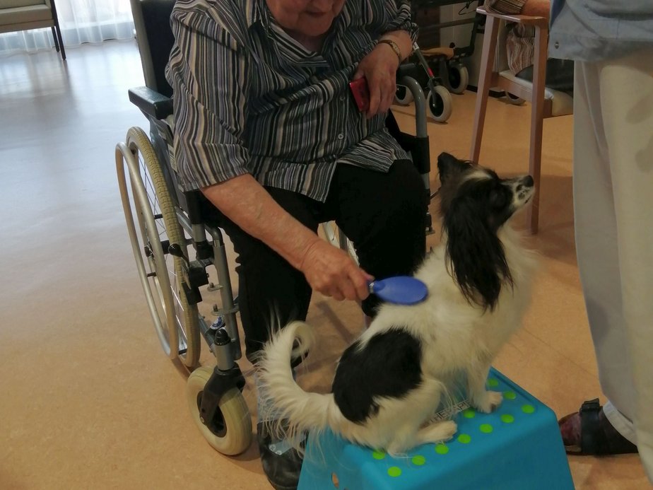 Eine Bewohnerin mit einem Hund.